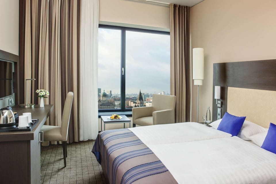 Business Room (Plus) | Hypo-allergenic bedding, minibar, in-room safe, desk