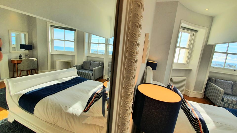 Signature Room, 1 King Bed, Sea View (King) | Premium bedding, minibar, individually decorated, individually furnished