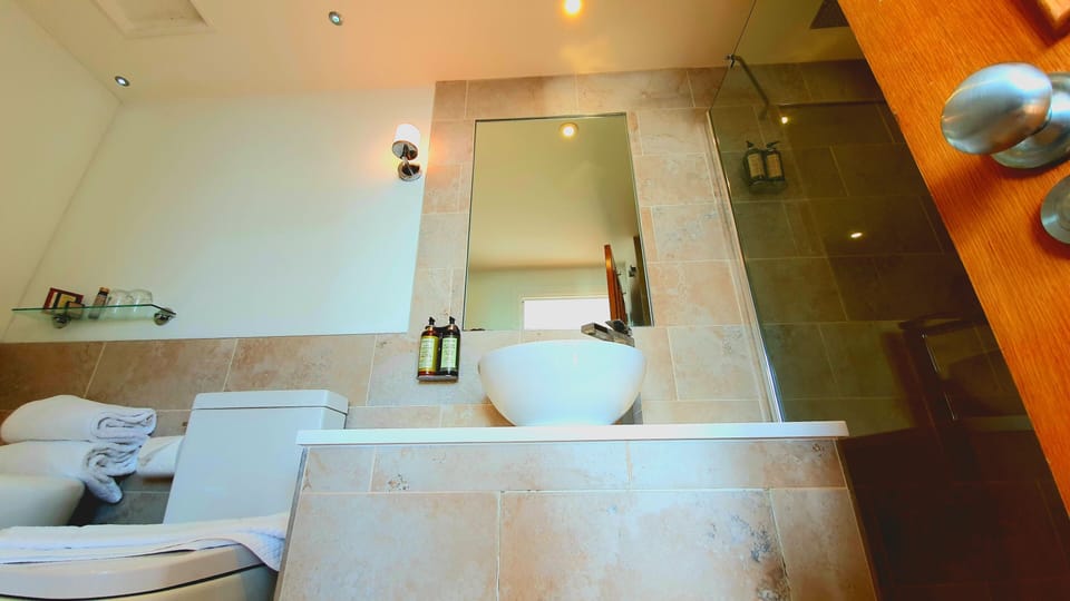 Signature Room, 1 King Bed, Sea View (King) | Bathroom | Shower, free toiletries, hair dryer, bathrobes