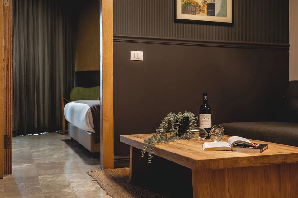 Junior Suite | Living area | 32-inch TV with cable channels