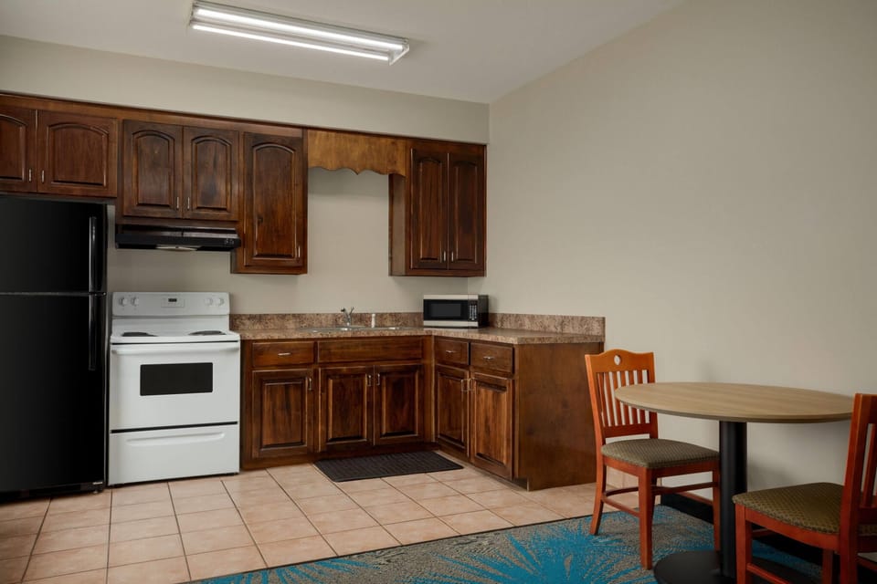 Deluxe Studio Suite, 1 King Bed, Non Smoking | In-room safe, soundproofing, iron/ironing board, cribs/infant beds
