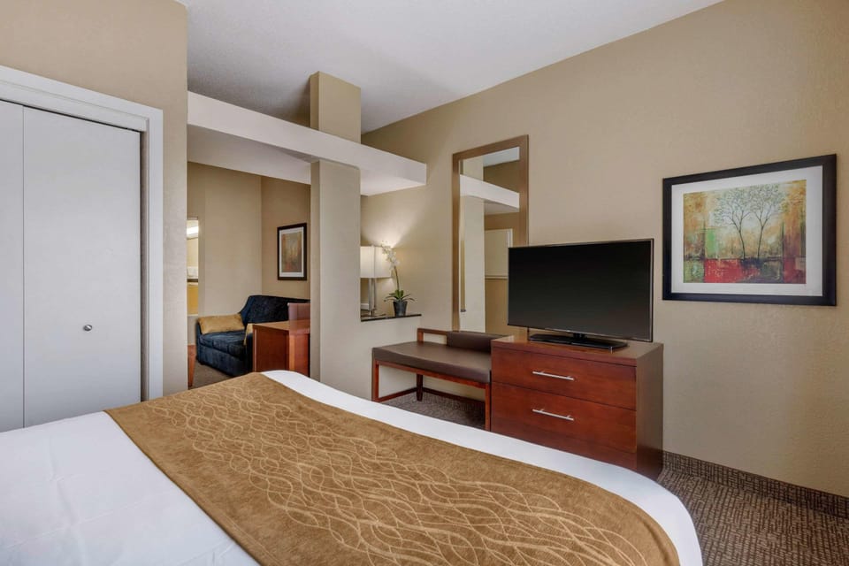 1 bedroom, premium bedding, desk, iron/ironing board