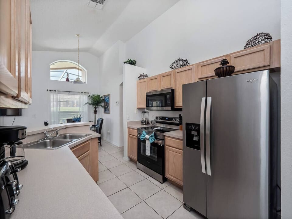FULLY EQUIPPED KITCHEN WITH DRIP AND KEURIG, BRAND NEW APPLIANCES