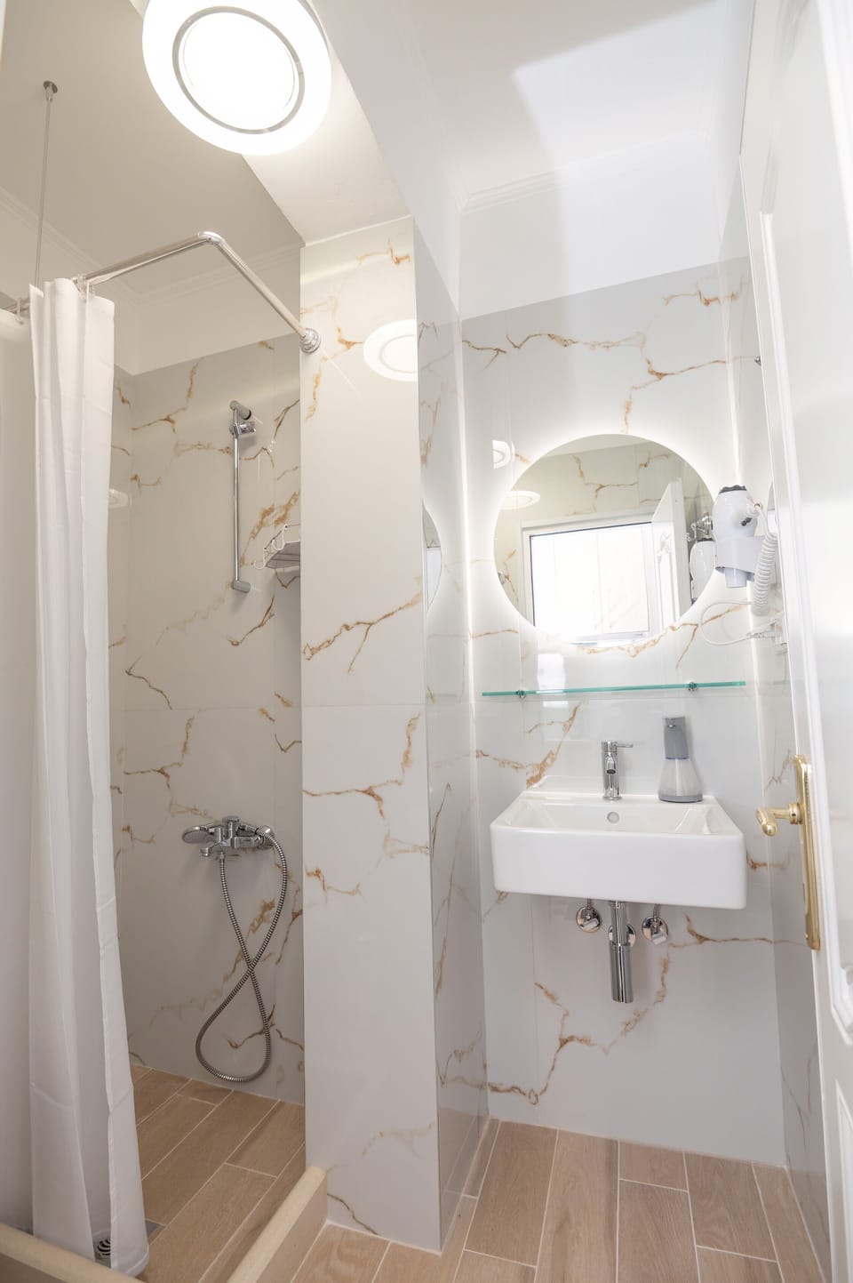 Shower, rainfall showerhead, free toiletries, hair dryer