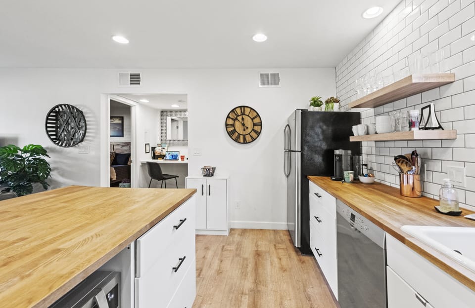 Fully stocked kitchen, dishwasher, microwave, gas stove, Nespresso coffee. 