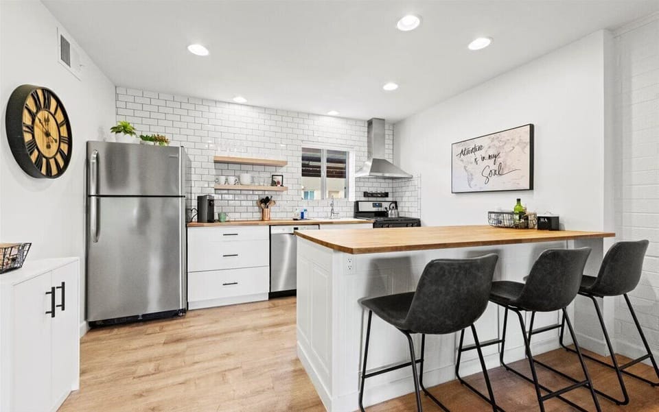  Fully stocked kitchen with Continental Breakfast. Snacks, bottled water, coffee