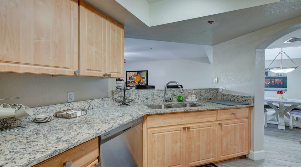 Apartment | Private kitchen | Full-size fridge, microwave, oven, cookware/dishes/utensils