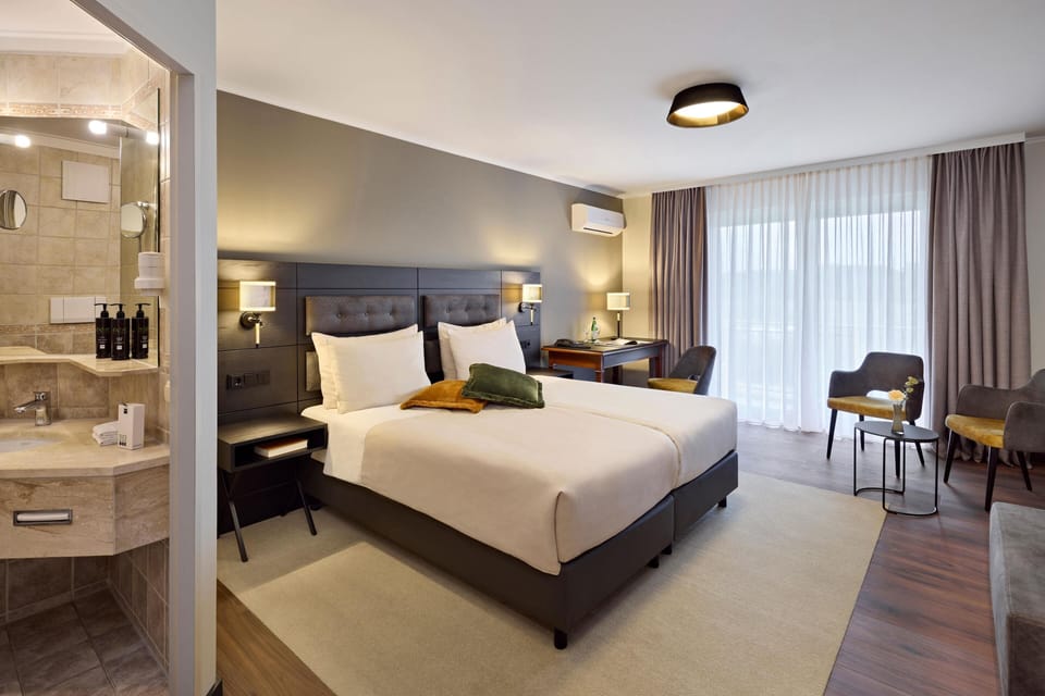 Comfort room with double bed or twin bed | Premium bedding, minibar, in-room safe, desk