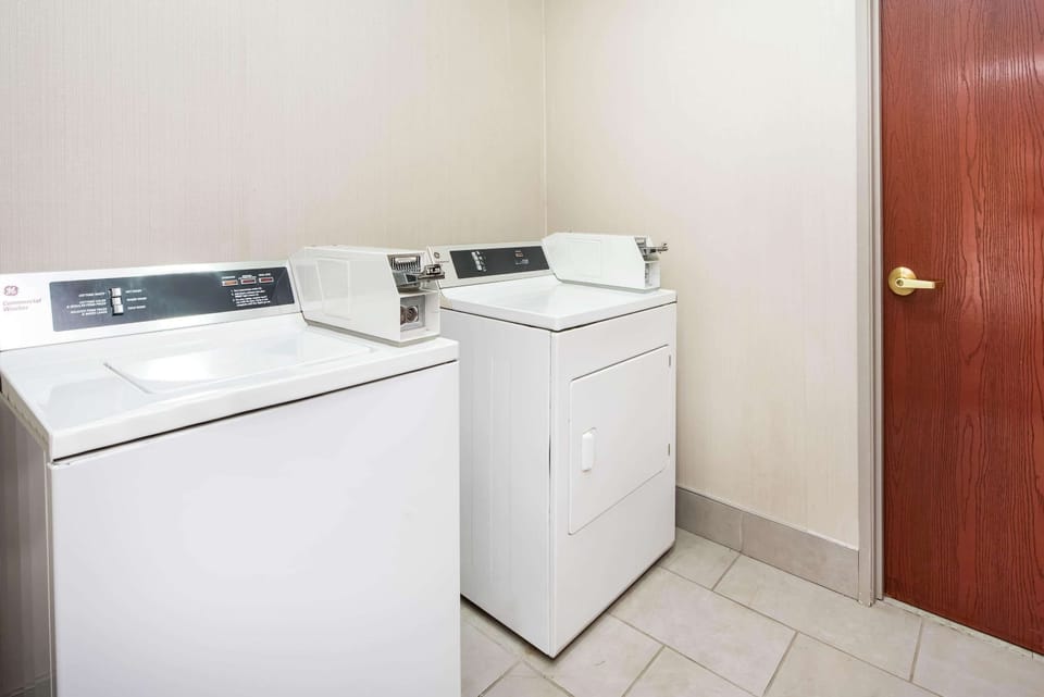 La Quinta Inn & Suites by Wyndham Fairborn Wright-Patterson Hotel in Fairborn