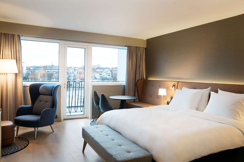 Minibar, in-room safe, laptop workspace, blackout drapes