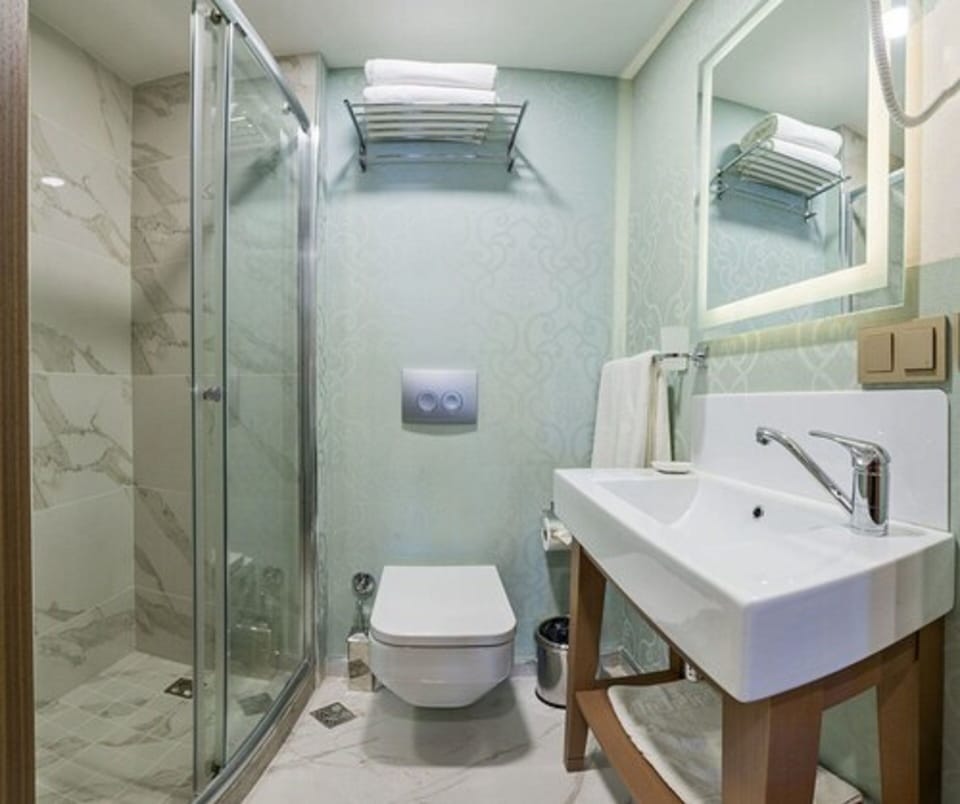 Shower, rainfall showerhead, free toiletries, hair dryer