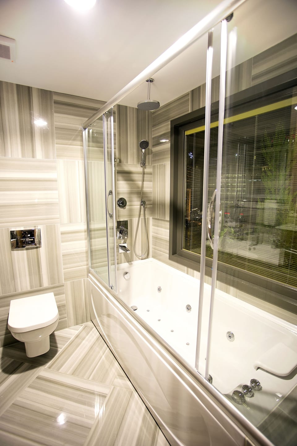 Studio Suite | Deep soaking bathtub