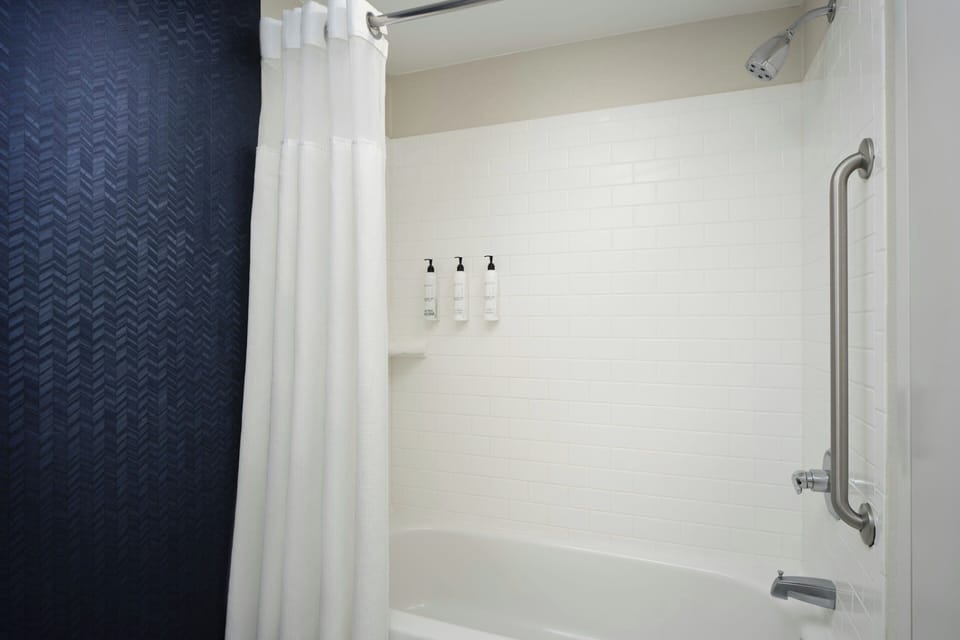 Combined shower/tub, hydromassage showerhead, free toiletries