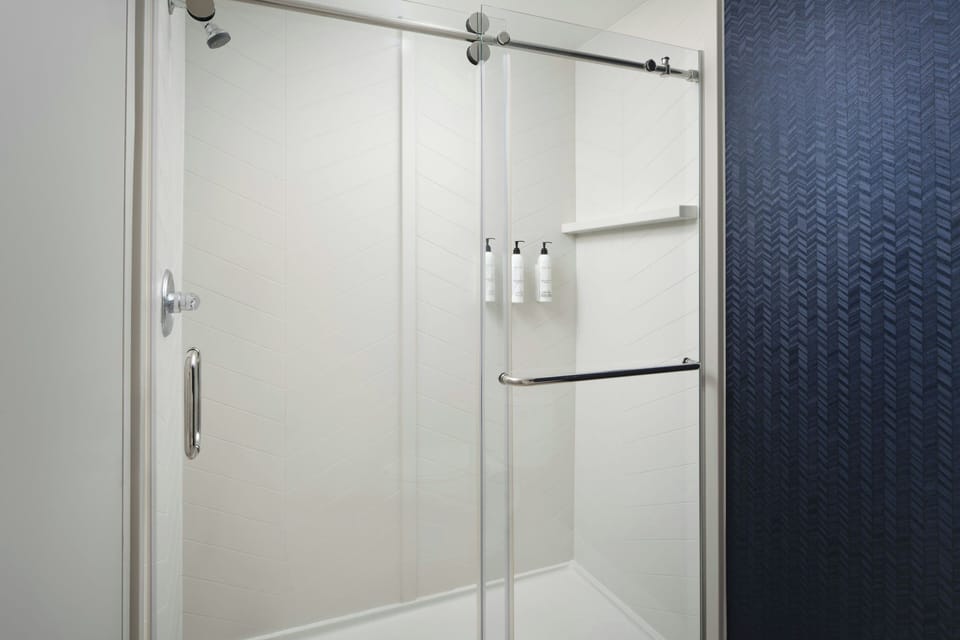 Combined shower/tub, hydromassage showerhead, free toiletries