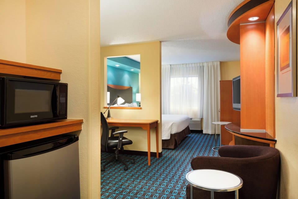 Executive Suite, 1 King Bed with Sofa bed | Desk, iron/ironing board, free cribs/infant beds, free WiFi