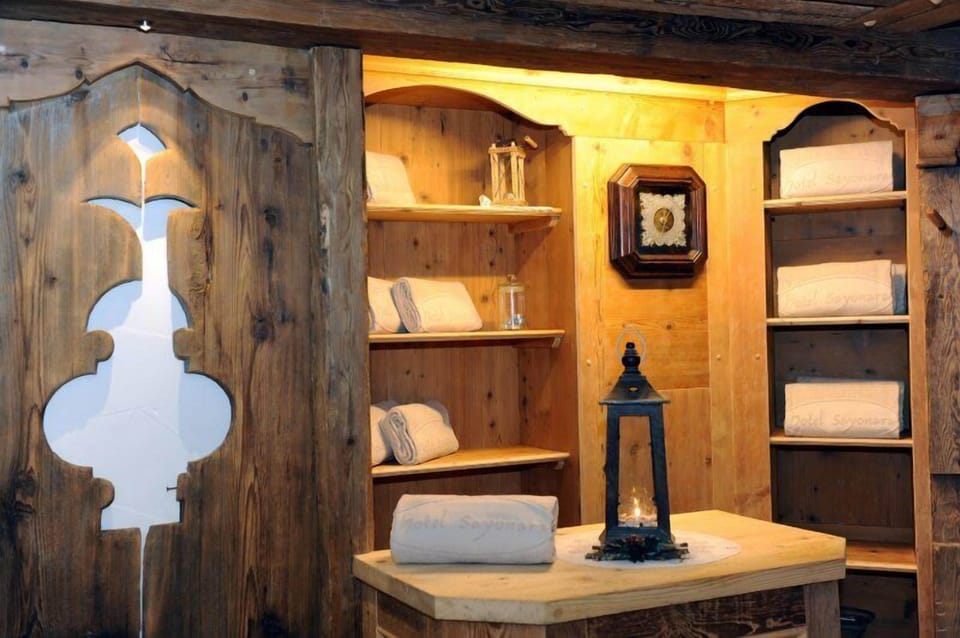 Sauna, hot tub, steam room, body treatments, hot stone massages