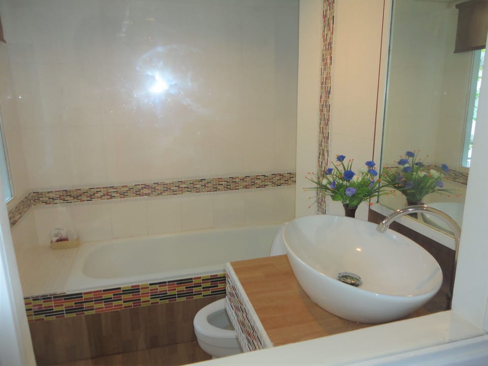 Family Suite | Bathroom | Combined shower/tub, free toiletries, hair dryer, towels