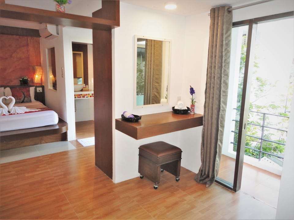Family Suite | Minibar, in-room safe, desk, laptop workspace
