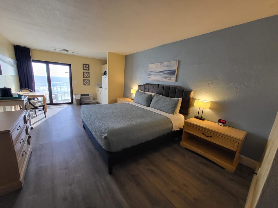 Standard Room, 1 King Bed, Kitchenette, Oceanfront | In-room safe, individually decorated, individually furnished