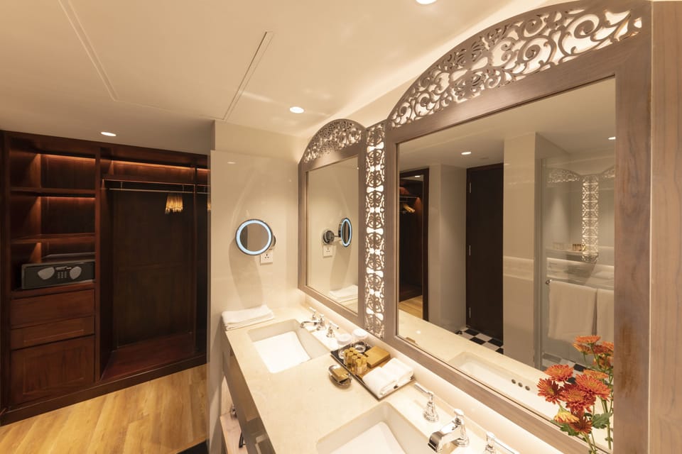 Executive Suite, 1 King Bed, Ocean View (King Bed) | Bathroom | Eco-friendly toiletries, hair dryer, bathrobes, slippers