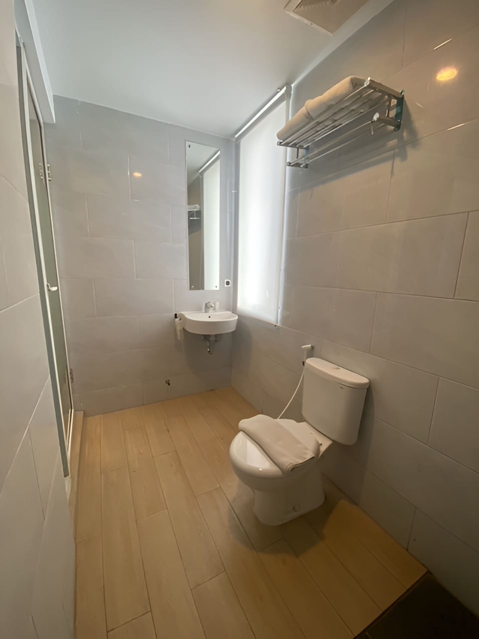 Shower, rainfall showerhead, free toiletries, bidet