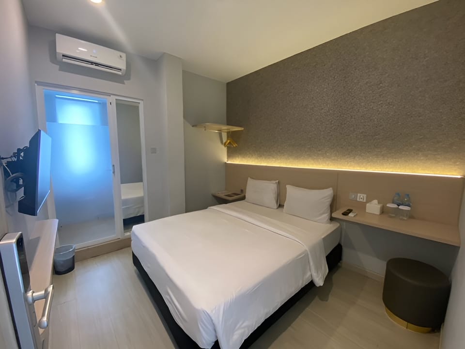 Superior Double Room | Desk, WiFi (free), bed sheets