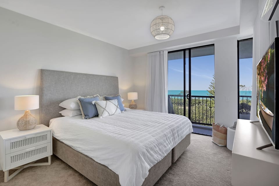 King size bed, AC, WIR, ensuite, TV, ocean view