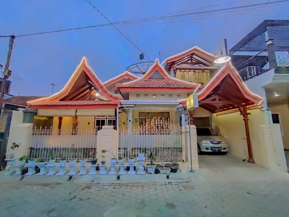 Rumah Kost Nakula Bed and Breakfast in East Java