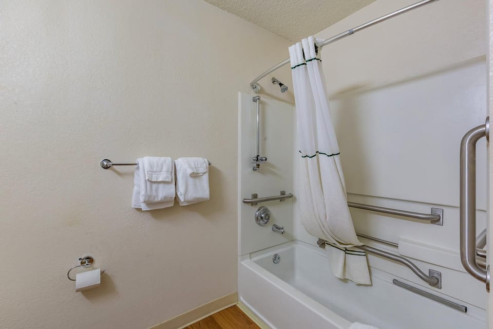 Studio, 2 Double Beds, Non Smoking (Renovated) | Bathroom | Combined shower/tub, towels, soap, shampoo