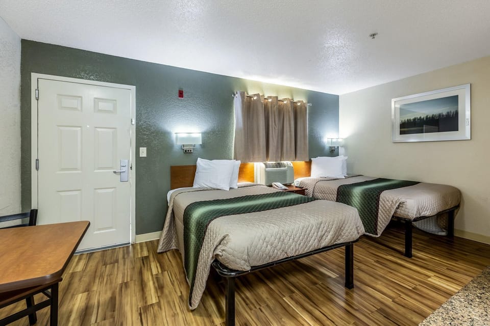 Studio, 2 Double Beds, Non Smoking (Renovated) | Desk, WiFi (free), alarm clocks, bed sheets