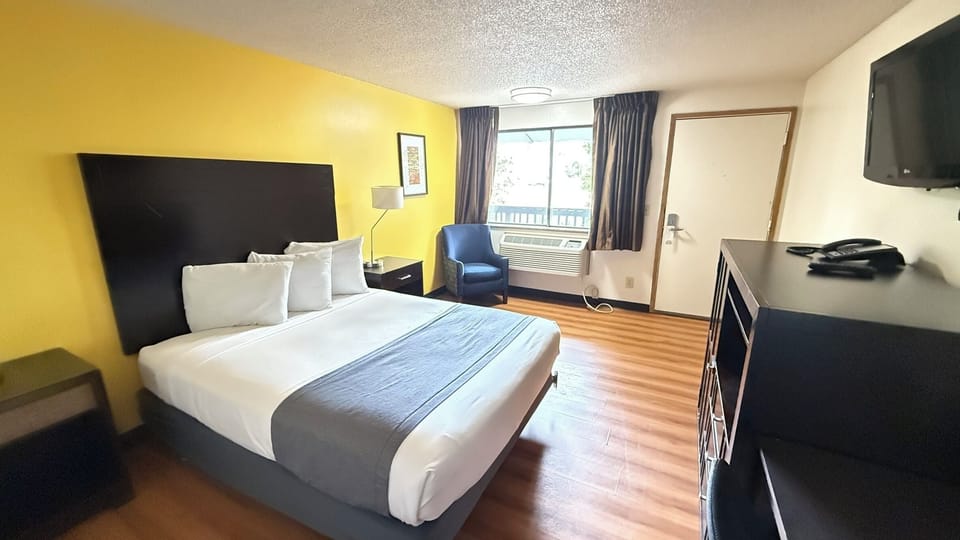 Standard Room, 1 Queen Bed | Premium bedding, in-room safe, laptop workspace, blackout drapes