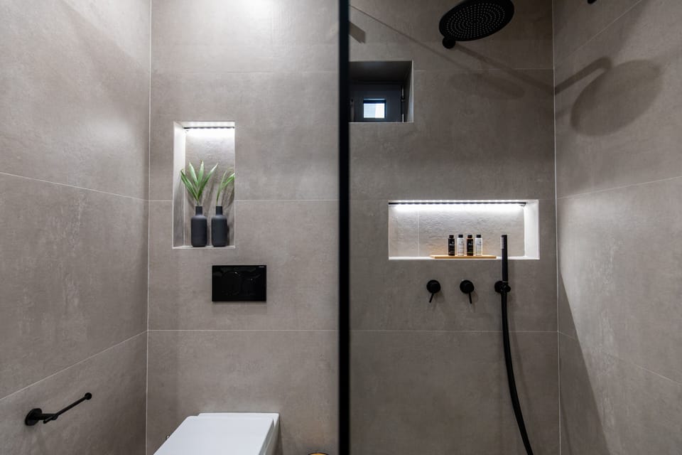 Junior Room | Bathroom | Shower, free toiletries, hair dryer, towels