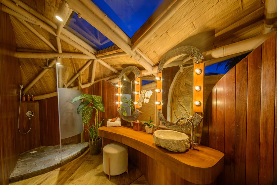 Tree House (Avatar) | Bathroom | Eco-friendly toiletries, hair dryer, bathrobes, slippers