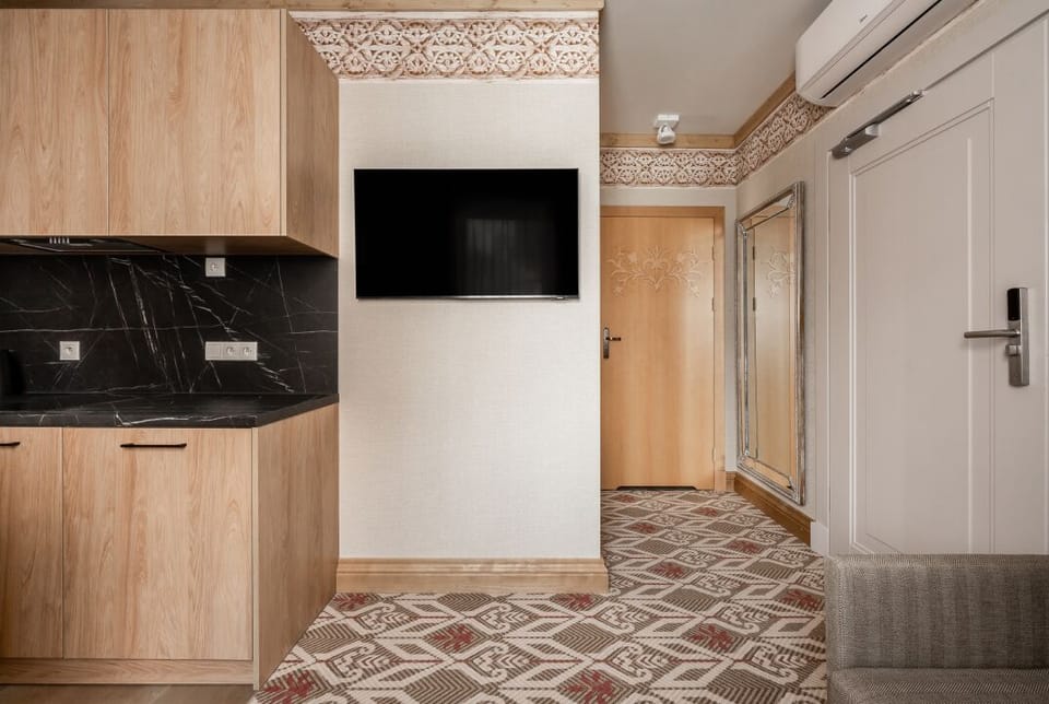 Executive Suite | Laptop workspace, blackout drapes, cribs/infant beds, free WiFi