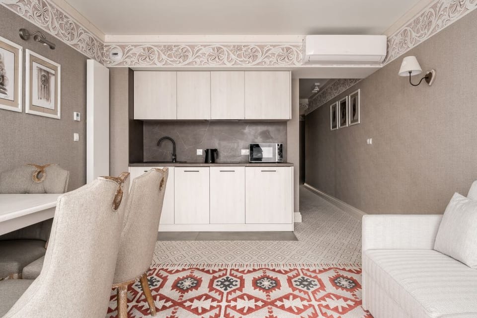 Family Suite | Laptop workspace, blackout drapes, cribs/infant beds, free WiFi