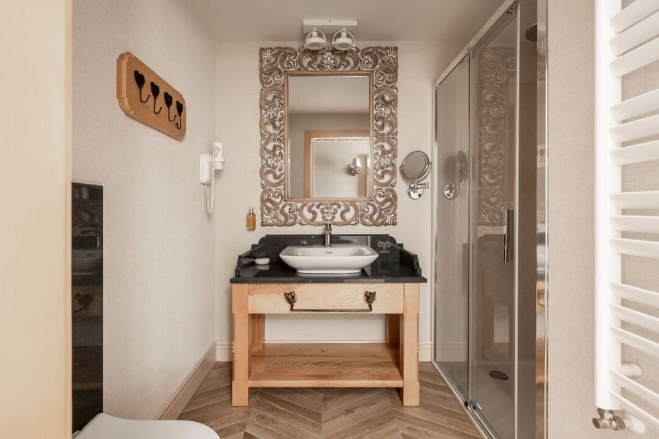 Executive Suite | Laptop workspace, blackout drapes, cribs/infant beds, free WiFi