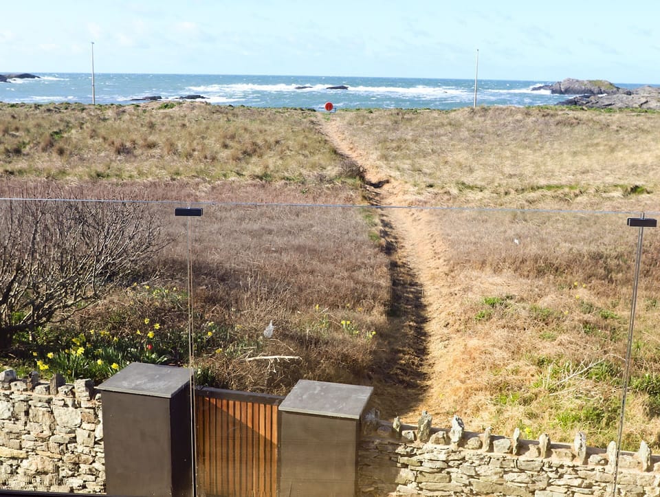 Sandown House -  an on the beach that sleeps 14 guests  in 6 bedrooms Cottage in Trearddur Bay