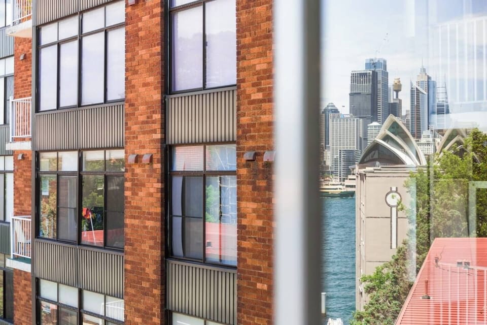 'Latitude' -Stunning Opera House Views, Designer 2 bedroom executive apartment in the Heart of Kirribilli w/ airconditioning