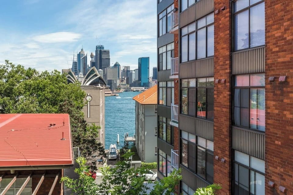 'Latitude' -Stunning Opera House Views, Designer 2 bedroom executive apartment in the Heart of Kirribilli w/ airconditioning