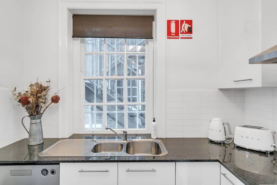 'Latitude' -Stunning Opera House Views, Designer 2 bedroom executive apartment in the Heart of Kirribilli w/ airconditioning