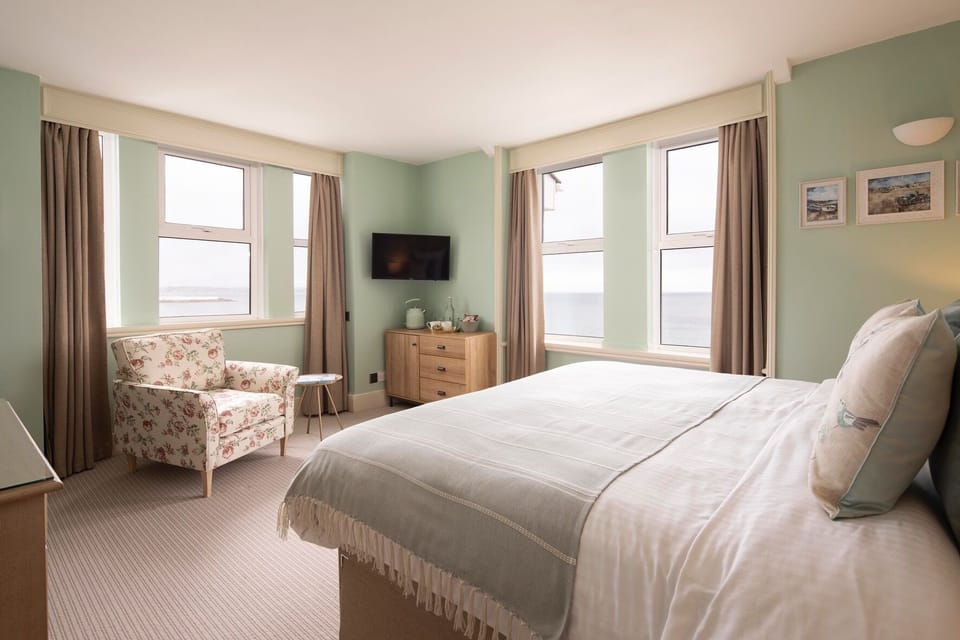 Deluxe Double or Twin Room | Hypo-allergenic bedding, in-room safe, individually furnished, desk