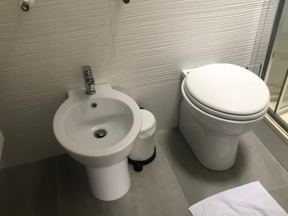 City Studio | Bathroom | Bathtub, hair dryer, bidet, towels