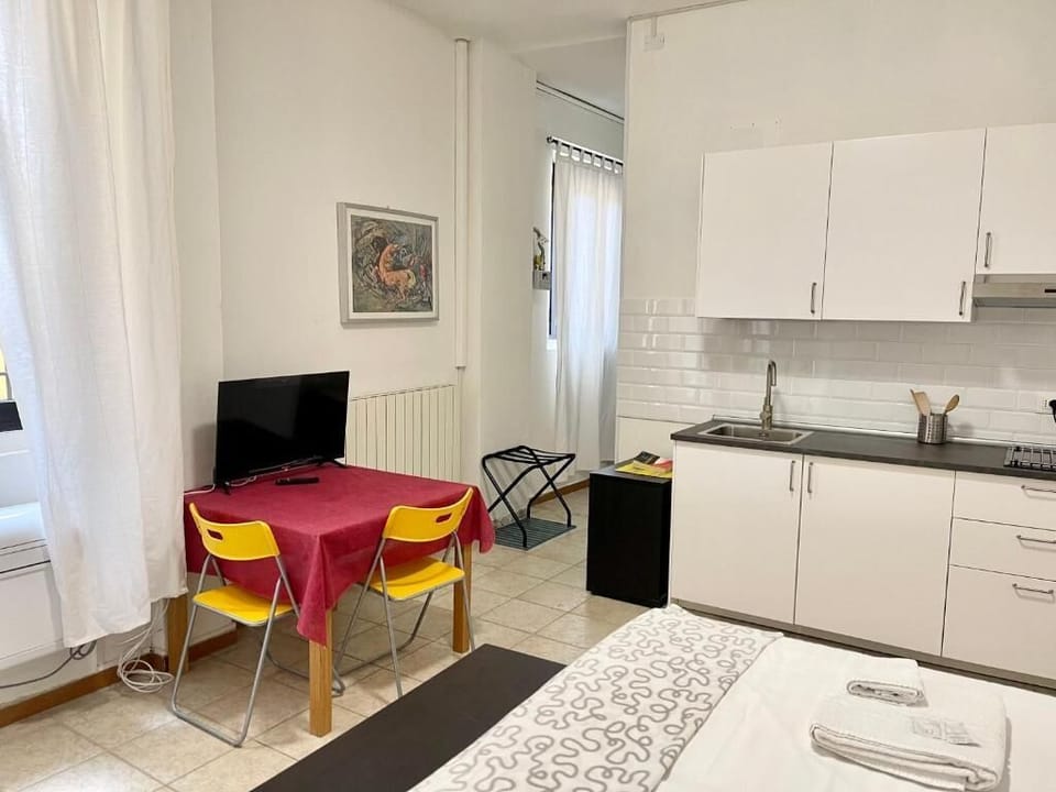 City Studio | Private kitchen | Fridge, microwave, stovetop, toaster