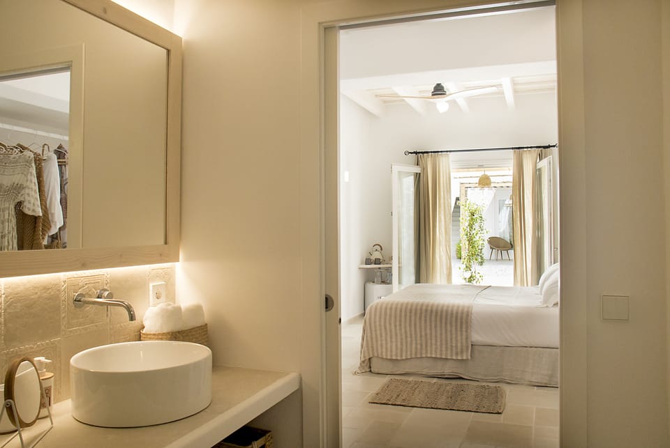 Deluxe Double Room, 1 King Bed, Patio, Courtyard View | Egyptian cotton sheets, premium bedding, down comforters, pillowtop beds