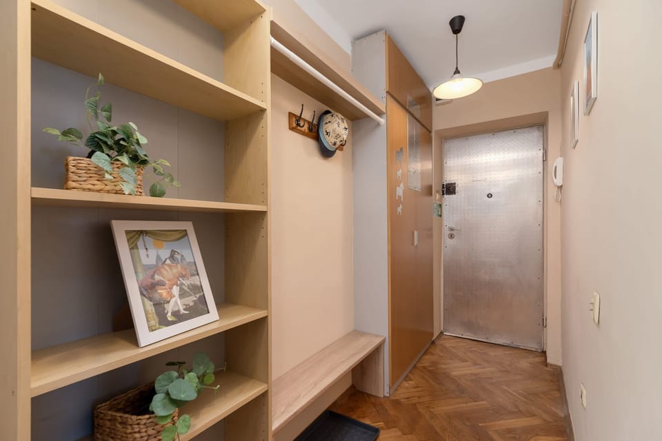 A view of the apartment entrance and compact yet functional entryway.
