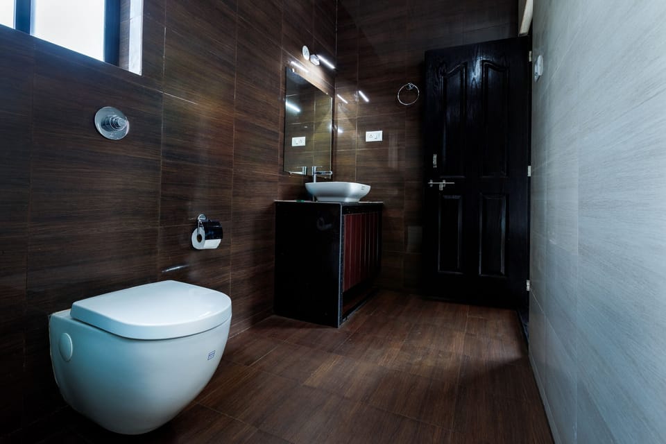 Deluxe Double Room | Bathroom | Shower, rainfall showerhead, towels
