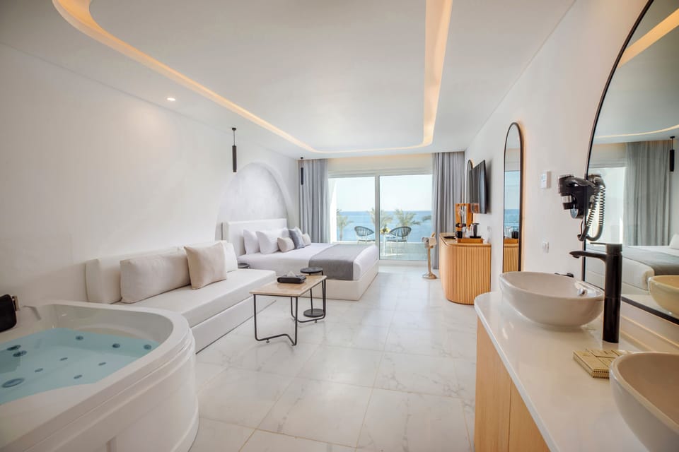Deluxe Jacuzzi Room | Premium bedding, minibar, in-room safe, individually decorated