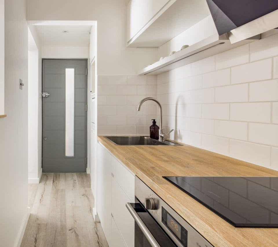 Hogarth Road bright and airy bathroom
