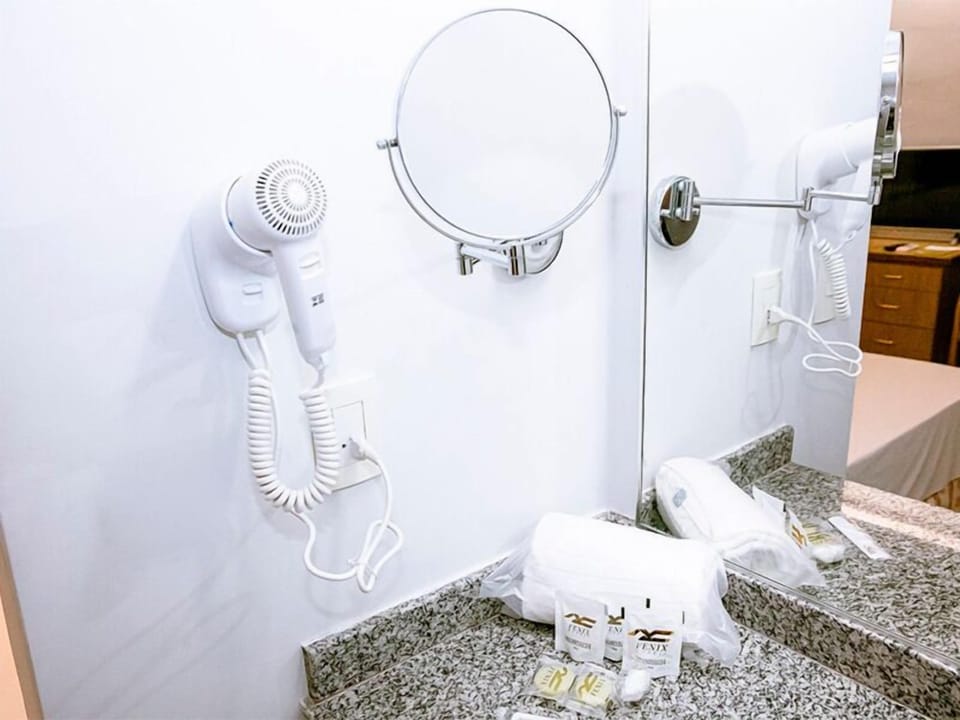 Superior Twin Room | Bathroom | Shower, free toiletries, hair dryer, towels