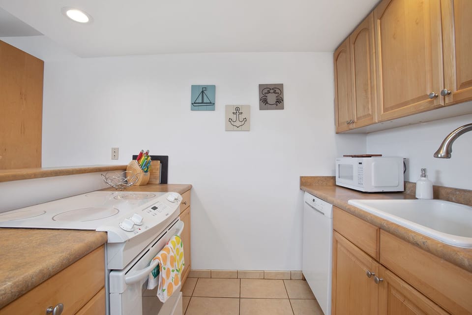 Full kitchen to enjoy meals and company.